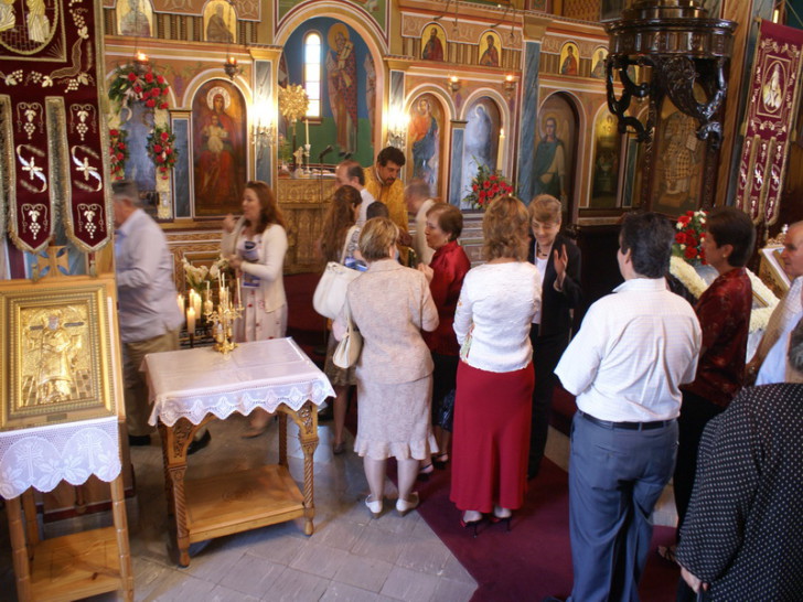 Можно или нельзя ходить в храм или церковь во время месячных: мнение православных священников