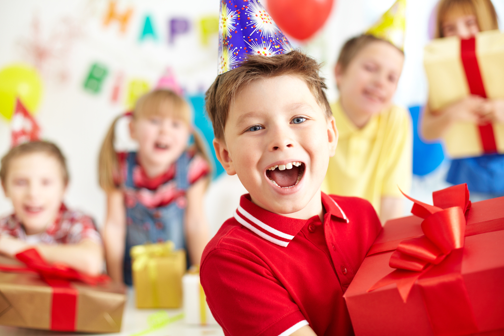 Что подарить мальчику на день рождения 5 лет: какой подарок понравится ребенку и будет оригинальным?