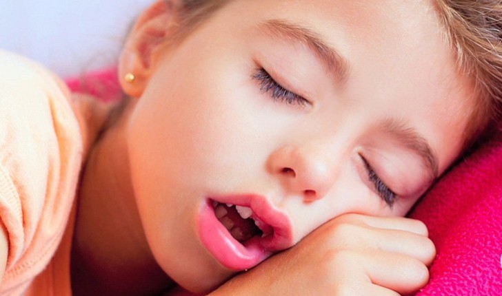 При аденоидах ребенок спит с открытым ртом 