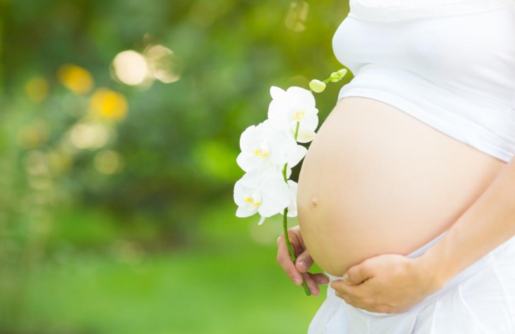 Выделения розового цвета во время беременности: что они означают на ранних и поздних сроках?
