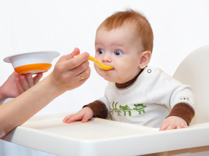 Меню ребенка 5-ти месяцев на искусственном и грудном вскармливании: рацион питания в таблицах