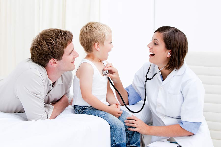 Отклоненная от норм ЧСС может свидетельствовать о развитии серьезных заболеваний, поэтому ребенка необходимо показать опытному специалисту 