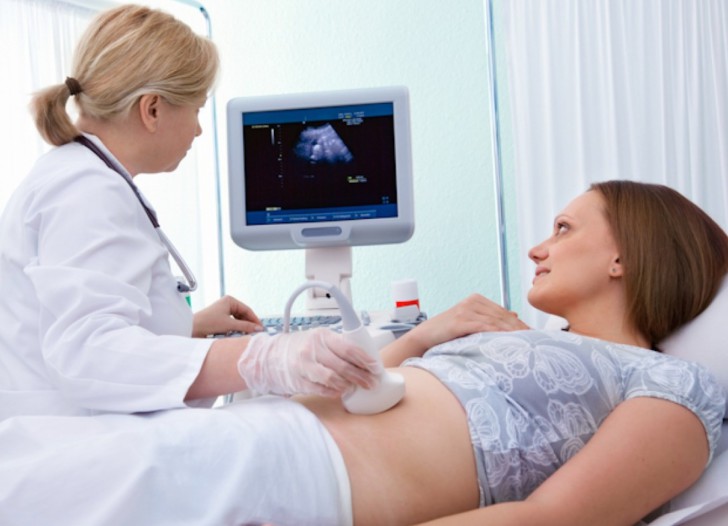УЗИ при беременности: стоит ли делать на ранних сроках, вредно или нет для плода?