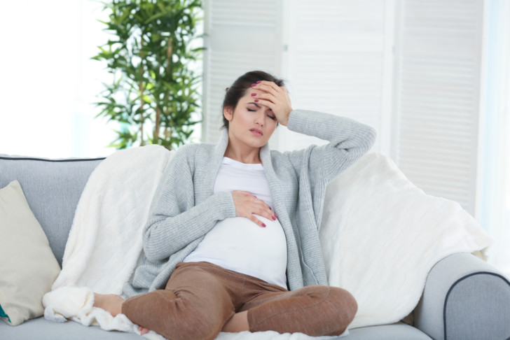 Почему при беременности живот становится твердым, в каких случаях следует бить тревогу?