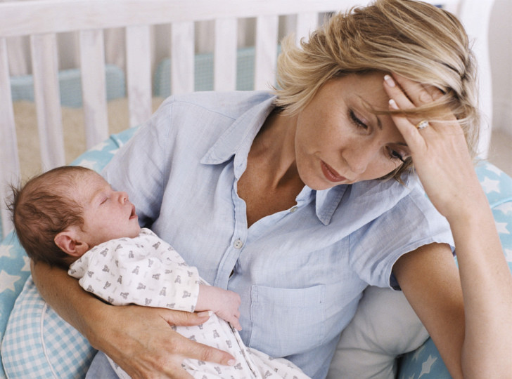 После родов беспокоят частые головные боли: почему болит голова и что делать, если каждый день мигрень?