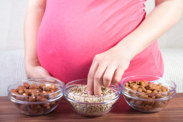 Можно ли беременным женщинам есть семечки: какие могут быть последствия от употребления их в сыром и жареном виде?