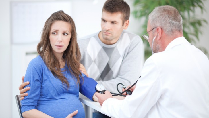 Болит и тянет низ живота во 2 триместре беременности: что означают колющие и тянущие боли и что делать?