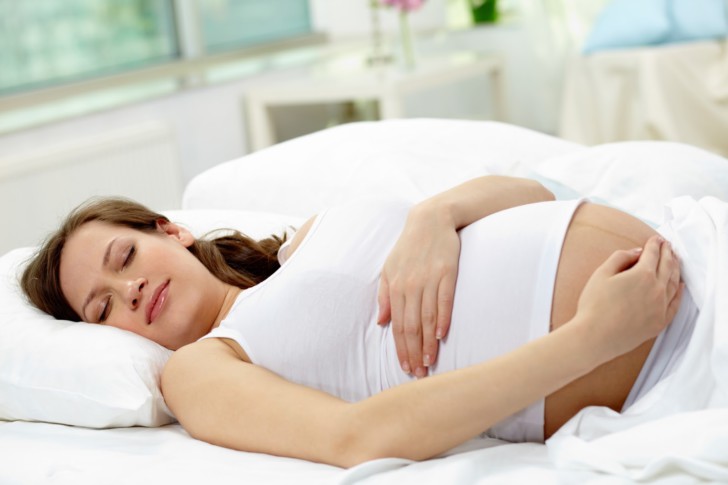 Как правильно спать во время беременности на ранних и поздних сроках, какие позы для сна лучше выбрать?