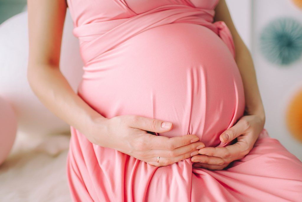 Как ребенок лежит в животе: каким должно быть положение плода на разных неделях беременности?