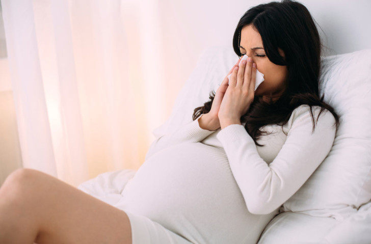 Чихание и насморк при беременности: почему больно чихать и как можно лечиться на ранних сроках?