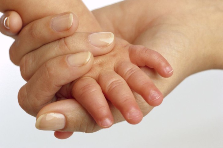 Что делать, если у ребенка на пальце возле ногтя появился нарыв, чем лечить нагноение?