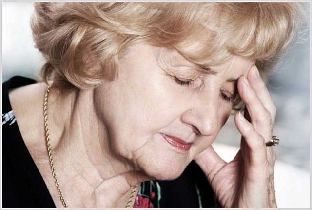 Первые симптомы инсульта у пожилых людей