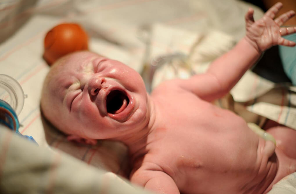 Что чувствует во время родов ребенок: что с ним происходит, больно ли ему?