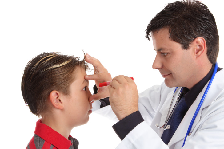 Что делать, если у ребенка опух и покраснел глаз: причины и симптомы отека