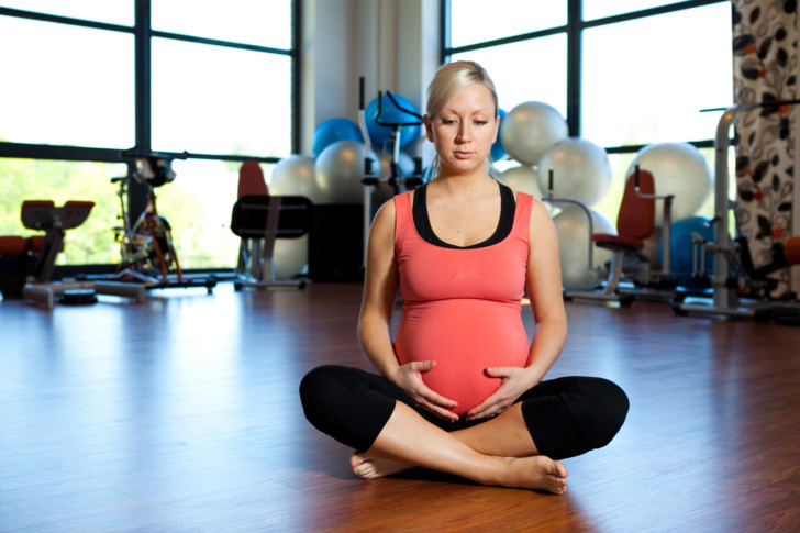 Можно ли во время беременности приседать или сидеть на корточках на ранних сроках, во 2 и 3 триместрах?
