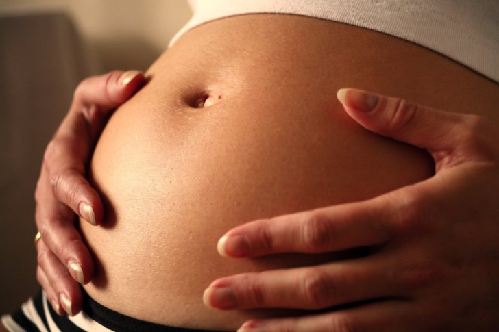 Вздутие живота и боли в кишечнике при беременности: почему появляется метеоризм на ранних и поздних сроках и что делать?