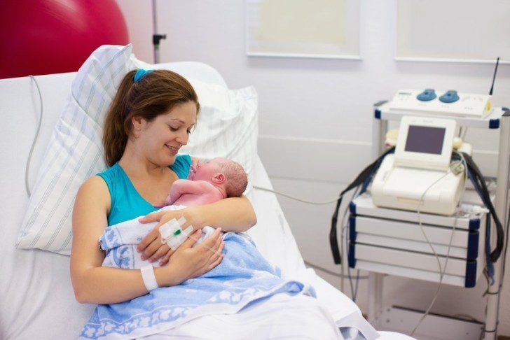 Сколько дней нужно лежать в роддоме после родов, от каких факторов это зависит?
