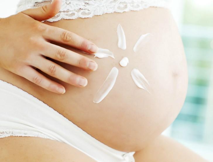 Почему во время беременности появляются растяжки на животе и других зонах, как их избежать и чем можно убрать?