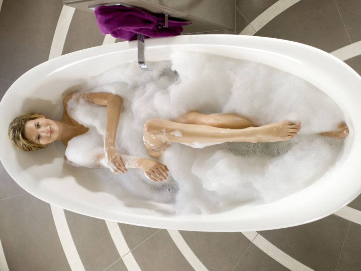 Можно ли принимать горячую ванну во время беременности, почему беременным на ранних сроках нужно мыться в теплой воде?