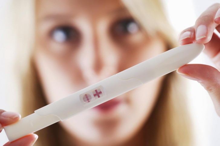 Тест положительный и выдает две полоски, а УЗИ беременность не показывает: почему так может быть на ранних сроках?