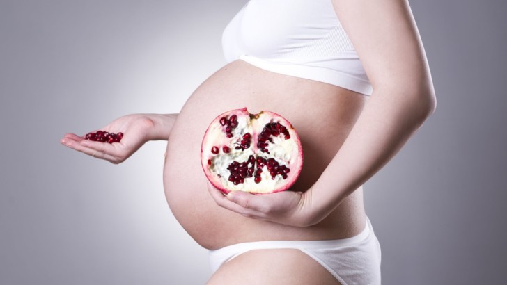Польза и вред граната при беременности: можно ли есть фрукт с косточками и пить сок на ранних и поздних сроках?