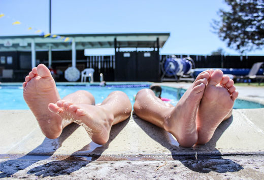 Ноги у басейна