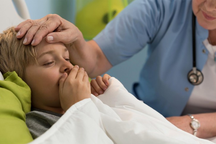 Чем лечить ребенка, если у него появился сухой лающий кашель: как делать ингаляции, какие препараты помогут?