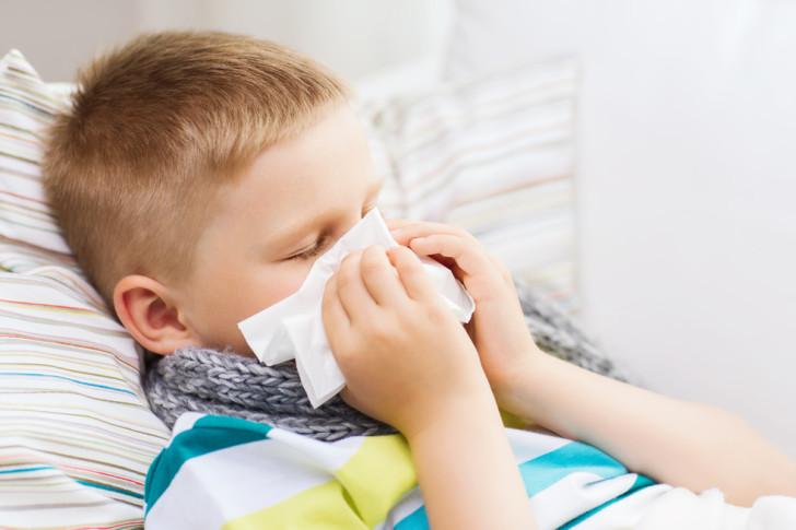Делать ли ребенку прививку от гриппа: за и против, противопоказания и побочные эффекты