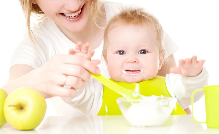 Кормление ребенка до 1 года по месяцам: таблицы с нормами питания малыша на грудном и искусственном вскармливании