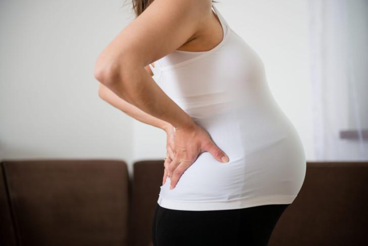 Почему на ранних и поздних сроках беременности болят суставы пальцев рук и ног, колени, ломит кости конечностей?