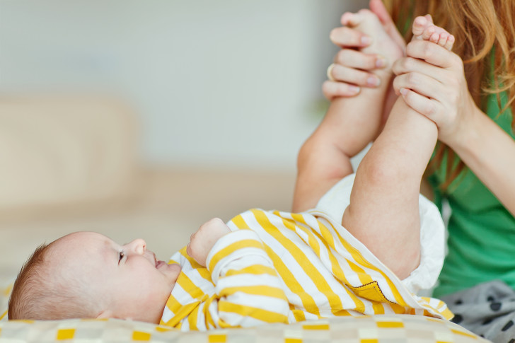 Причины шелушения и покраснения кожи у ребенка на ногах, руках, голове и способы лечения
