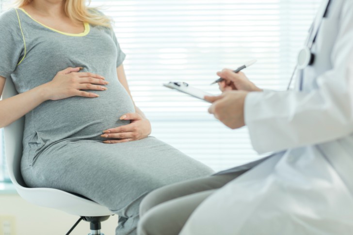 Появление молочницы на ранних сроках беременности: признаком чего она может быть, опасна ли и чем лучше лечить?