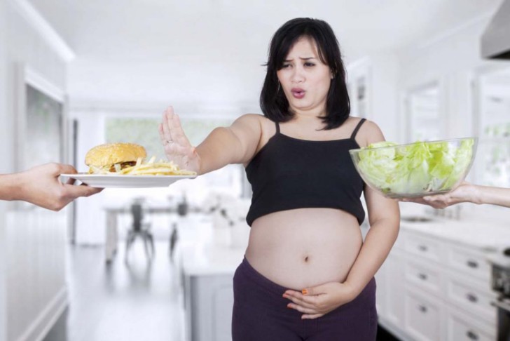 Можно ли во время беременности есть чипсы или сухарики, если очень хочется, чем это грозит?