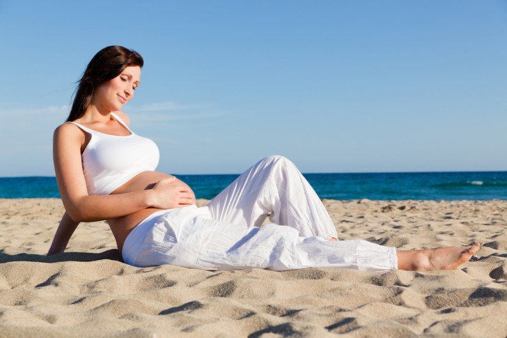 Можно ли при беременности купаться в море, какие есть правила купания беременных и как не навредить малышу?