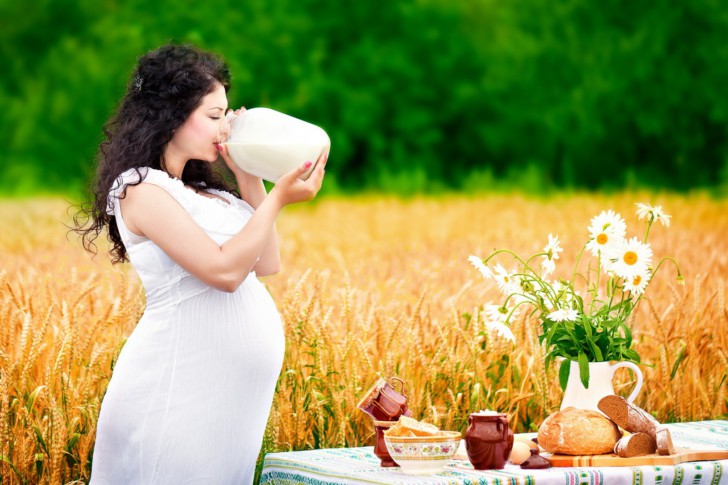 Молоко и беременность: можно ли беременным его пить на ранних и поздних сроках, в чем польза?