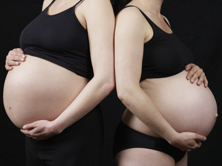 Как определить пол будущего ребенка: гадание с помощью обручального кольца над животом беременной женщины