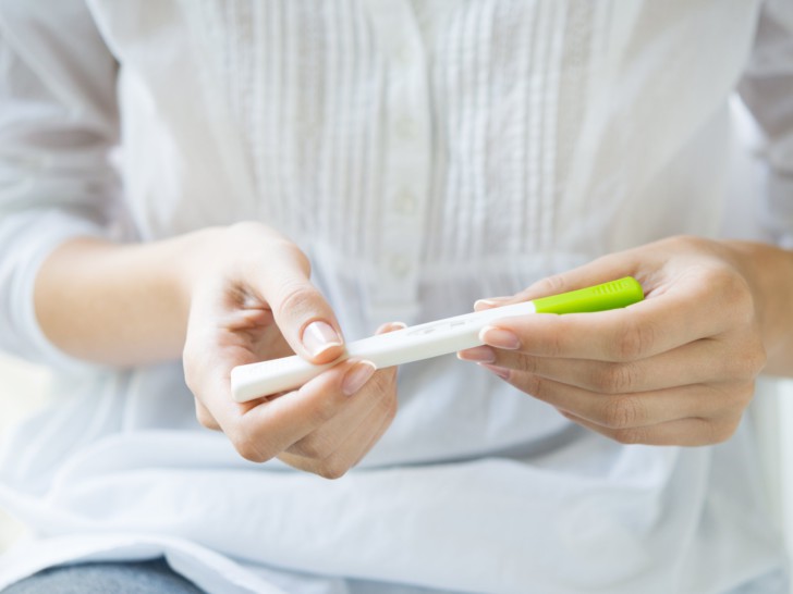 Задержка месячных, а тест отрицательный: в чем причина отсутствия менструации и что делать?