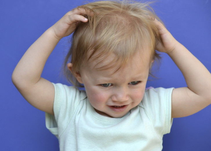 Что делать, если у ребенка сильно выпадают волосы: в чем причина и есть ли эффективное лечение?