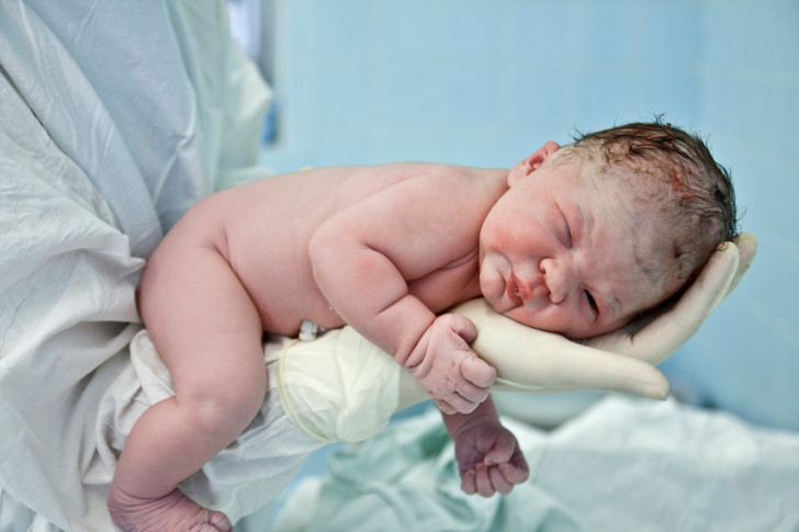 Причины и симптомы преждевременных родов, отличия от выкидыша, действия при угрозе раннего родоразрешения и профилактика