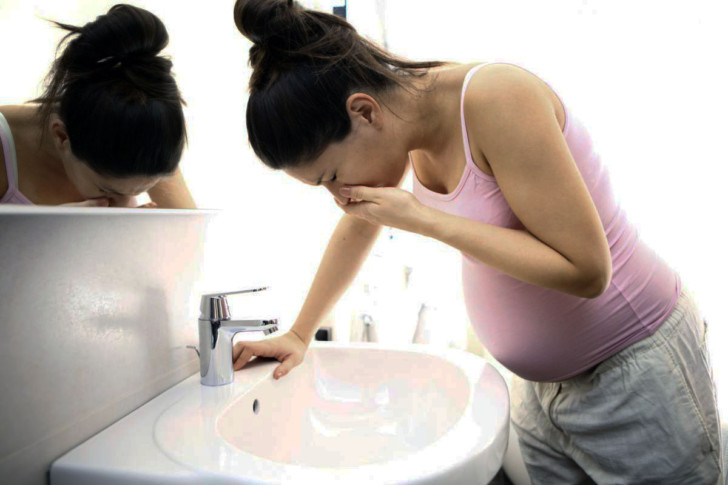 Рвота и тошнота во время беременности на ранних и поздних сроках: почему возникает и что делать?