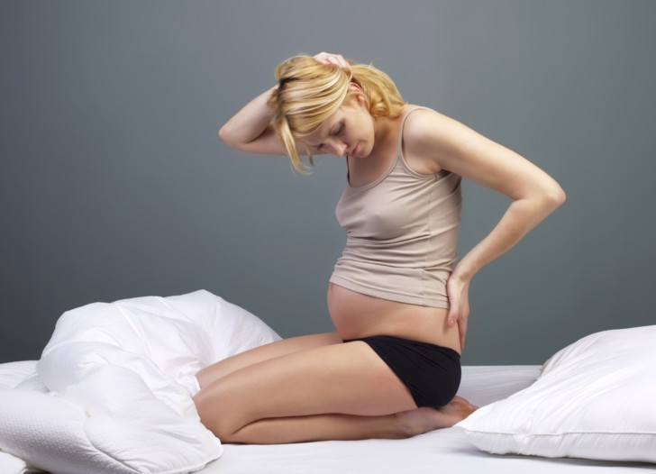 Болит поясница и спина при беременности: почему тянет живот и как избавиться от дискомфорта на ранних и поздних сроках?