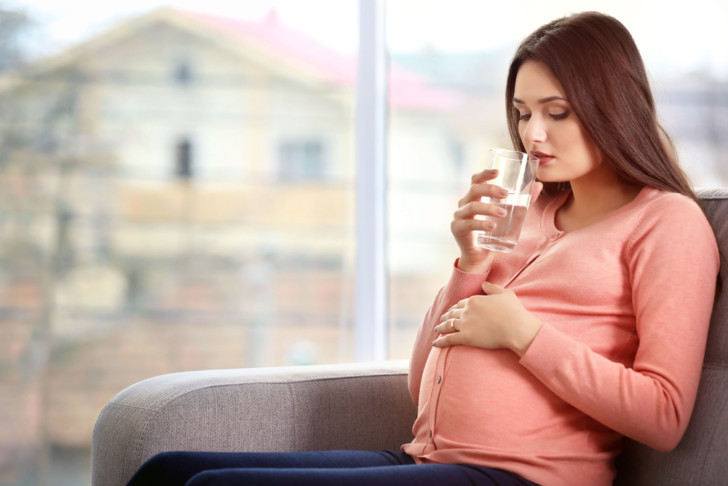 Почему возникает сухость во рту и горле на ранних и поздних сроках беременности, как избавиться от неприятных ощущений?