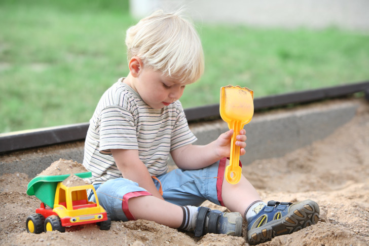 Что делать, если маленькому ребенку в глаза попал песок, как правильно их промыть?