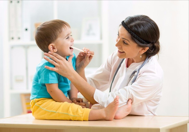 Как лечить язвочки стоматита, появившиеся в горле и на миндалинах у ребенка?