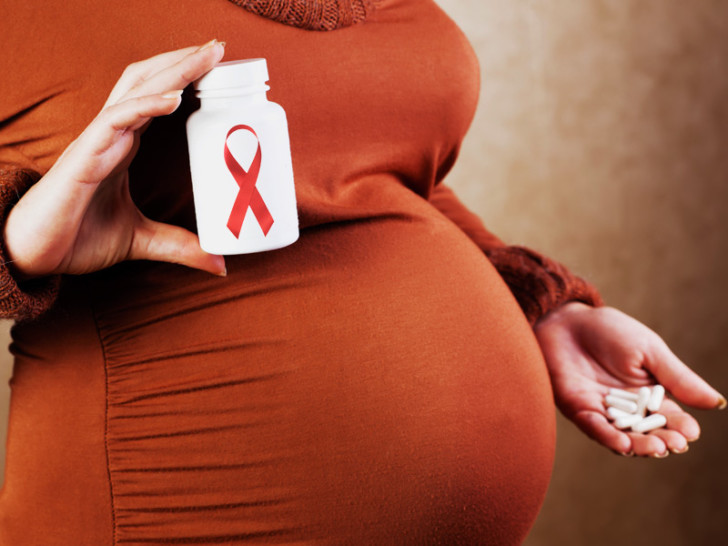 Беременность и ВИЧ: может ли у инфицированной женщины или мужчины родиться здоровый ребенок, как проходят роды?