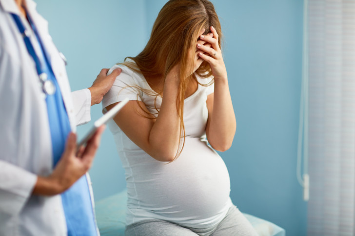 Плаксивость на ранних сроках и во втором триместре беременности: как с ней бороться?