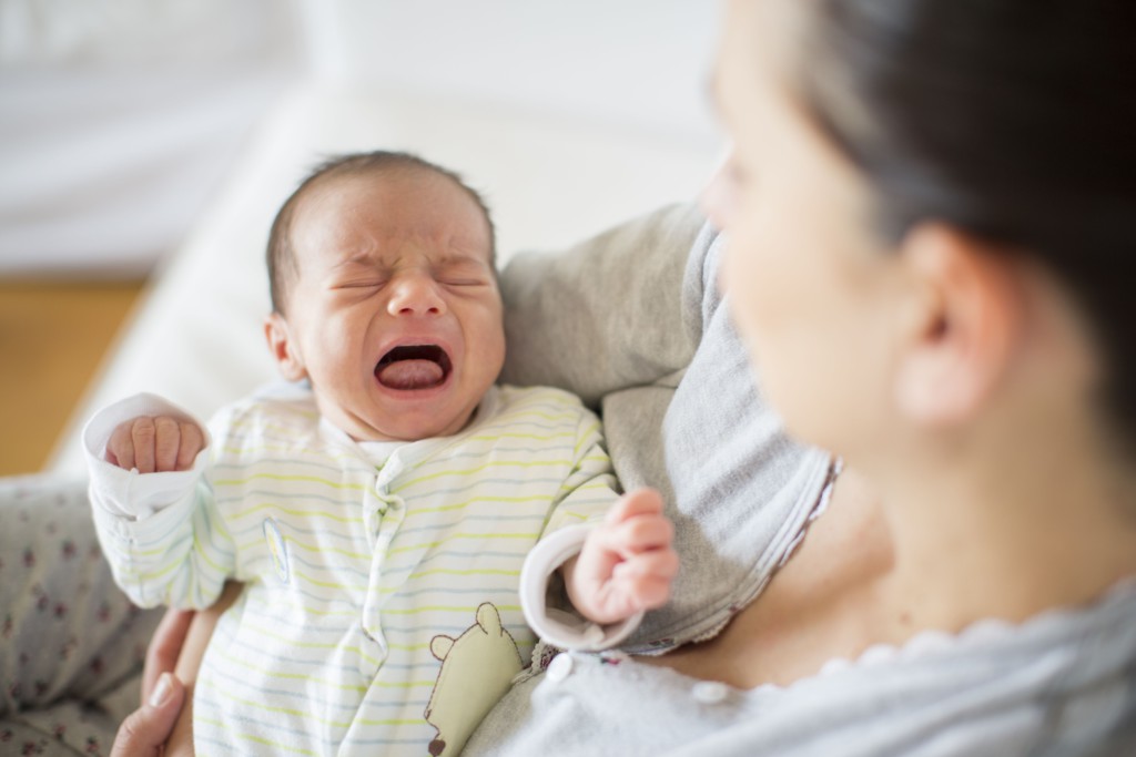 Почему ребенок грудного возраста спит только 30-40 минут, что делать, каково мнение Комаровского о сне младенцев?