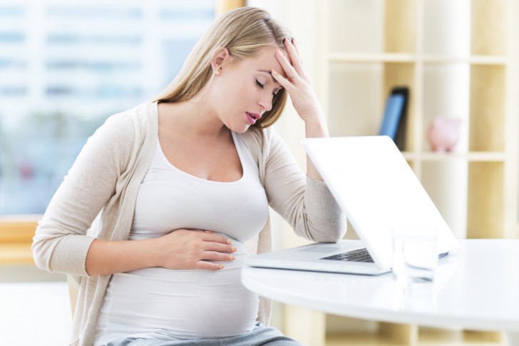 Чем снять боль при мигрени во время беременности на ранних сроках, во втором и третьем триместре?
