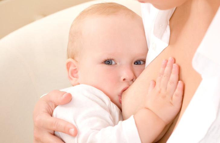 Таблицы с рационом питания ребенка в 8 месяцев при грудном и искусственном вскармливании: режим кормлений и меню