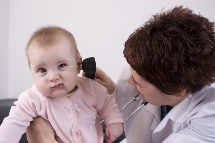 Как понять, что у грудного ребенка до года болит ухо: признаки отита и других заболеваний, особенности лечения